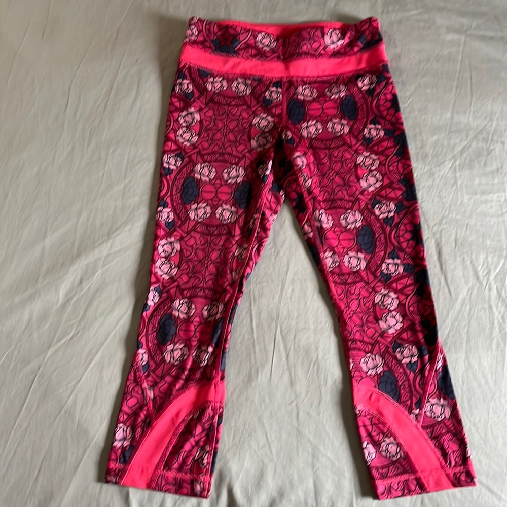 Lululemon crops *rare print*